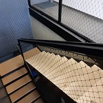 černá síť schodiště