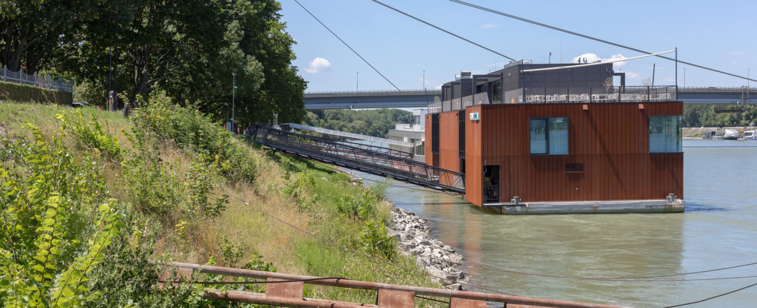 Moderní design nerezové sítě zábradlí na pontonu na řece Dunaj